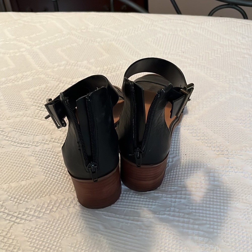 Sandals - Picture 3 of 4